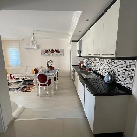 Apartman Alanya Merkezde Full Aktiviteli 1+1 Esyali Daire